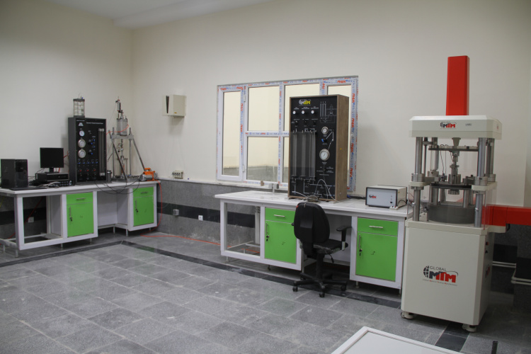 راه اندازی آزمایشگاه دینامیک خاک در آزمایشگاه مرکزی دانشگاه تفرش